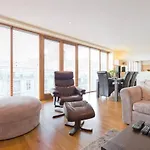 Stylish 3-Bed Penthouse In Silicon Docks