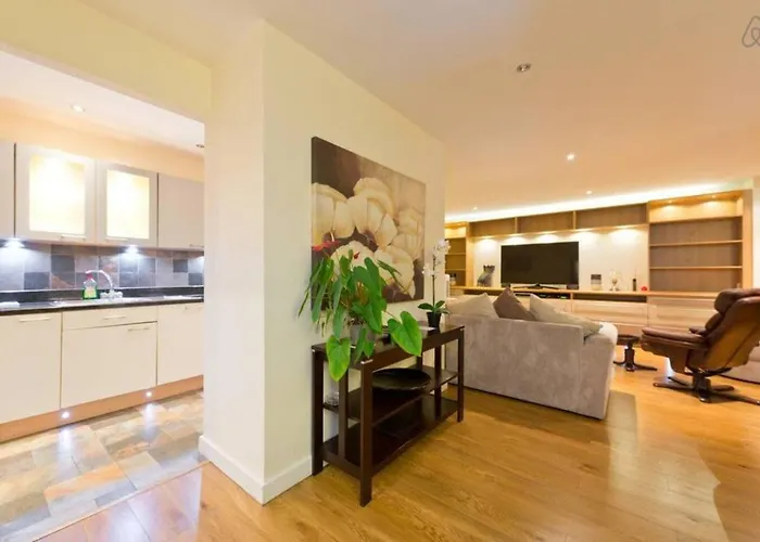 Stylish 3-Bed Penthouse In Silicon Docks